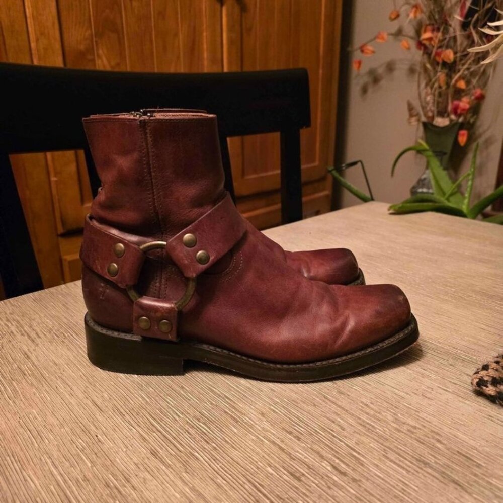 Size 6 Frye Brand leather boot w inside zipper